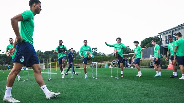 Die Spieler des VfL Wolfsburg machen gemeinsam Athletiktraining im Trainingslager in Portugal.