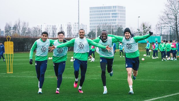Die Spieler des VfL-Wolfsburg jubeln im Training.