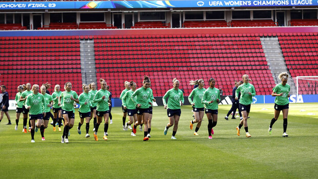 Die VfL-Wolfsburg-Spielerinnen laufen auf dem Trainingsplatz.
