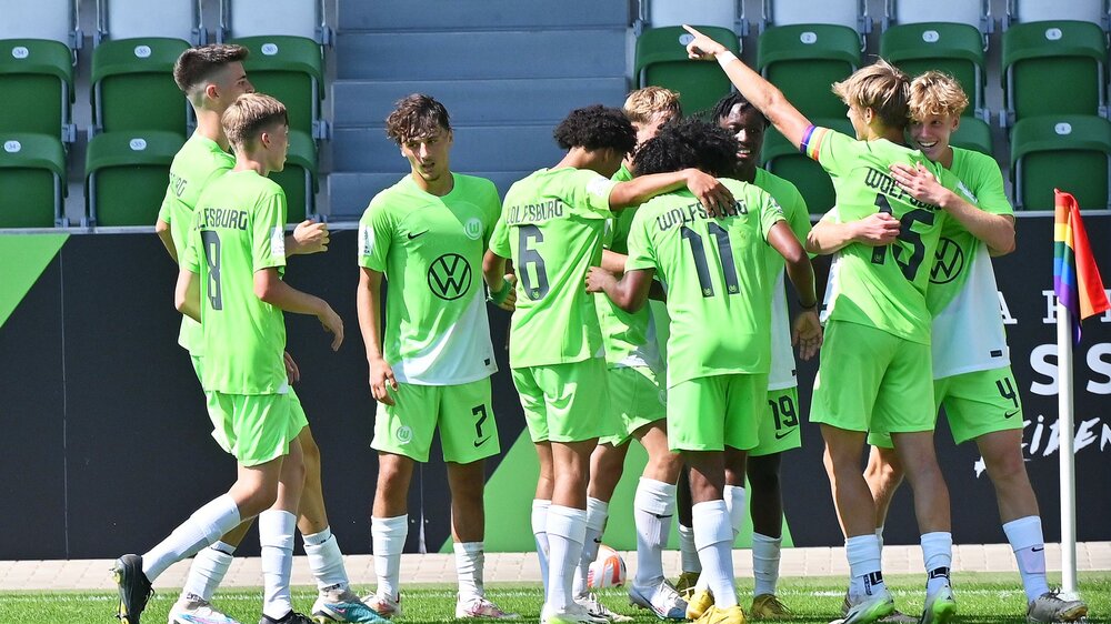 Die U17 des VfL Wolfsburg jubelt gemeinsam.