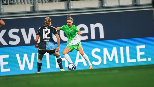 Die VfL-Wolfsburg-Spielerin Svenja Huth im Zweikampf um den Ball.