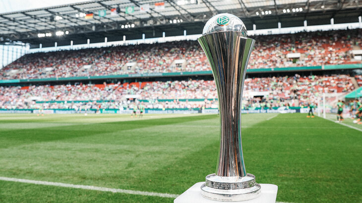 Der DFB-Pokal der Frauen auf einem Sockel im Stadion, um den der VfL Wolfsburg spielt.