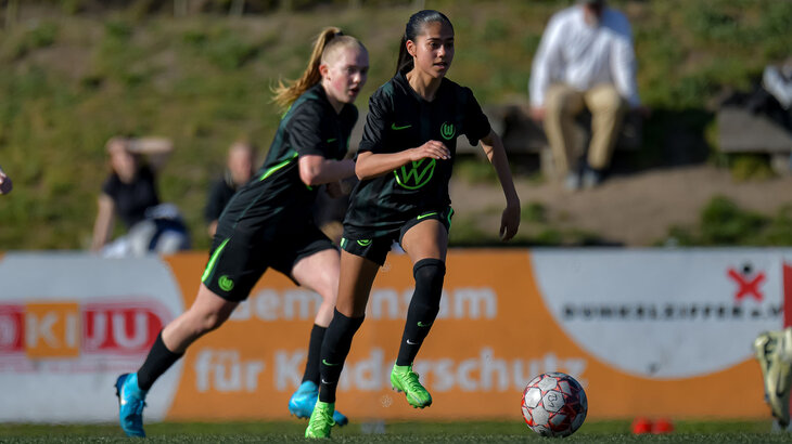 Zwei Spielerinnen der VfL Wolfsburg U17 Juniorinnen laufen über das Spielfeld.