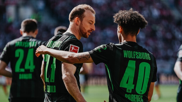 Der VfL-Wolfsburg-Spieler Maximilian Arnold steht neben Kevin Paredes.