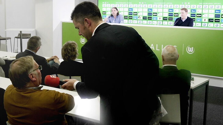 Martin Schmidt unf Olaf Rebbe geben während einer Pressekoferenz für Sponsoren Antworten auf gestellte Fragen.