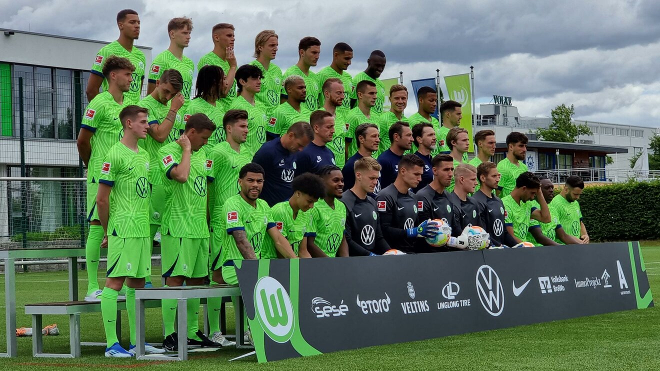 Die Lizenzmannschaft für die Saison 2022/2023 des VfL Wolfsburg positioniert sich für ein Mannschaftsfoto.