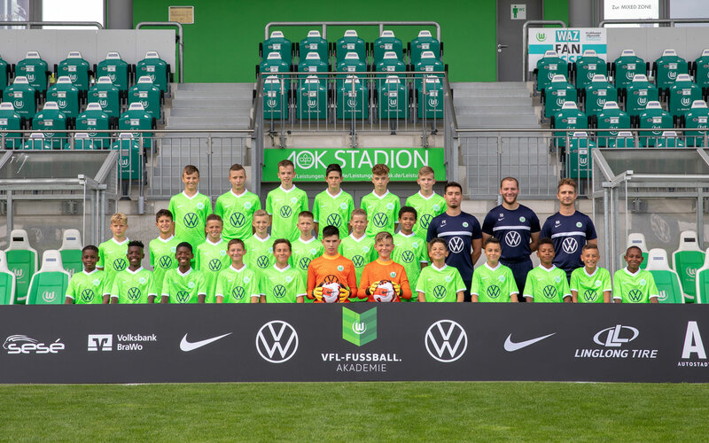 Die U13 Junioren des VfL Wolfsburg stellen sich für ein Mannschaftsfoto auf. 