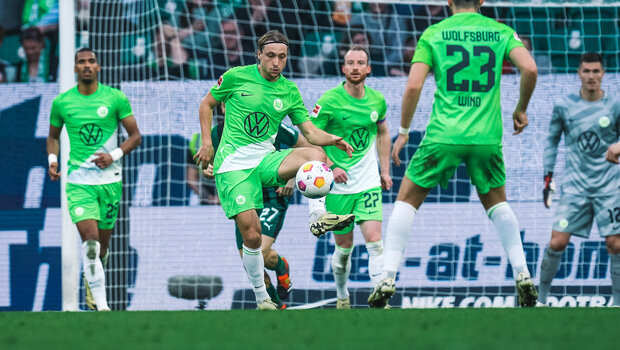 Der VfL-Wolfsburg-Spieler Lovro Majer spielt den Ball.