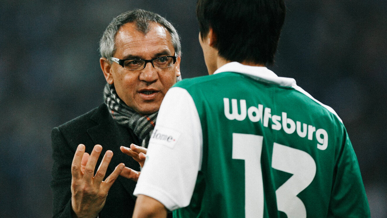 Der ehemalige Trainer des VfL Wolfsburg Felix Magath, wie er gestikulierend zu einem Spieler gewandt steht.