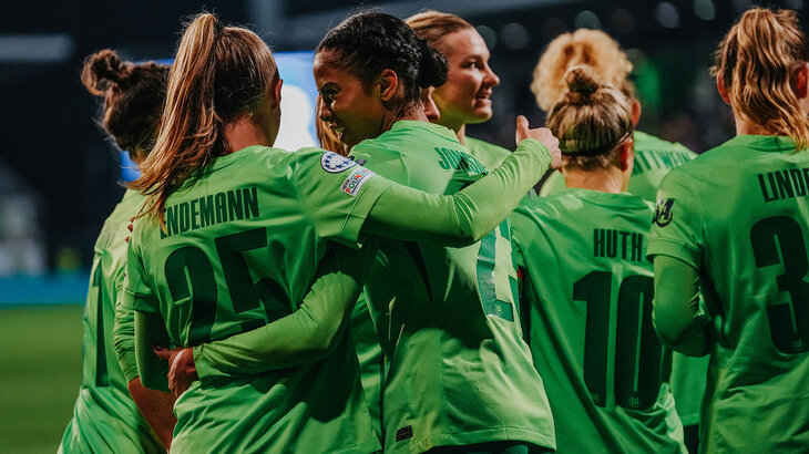 Die Spielerinnen des VfL Wolfsburg jubeln.