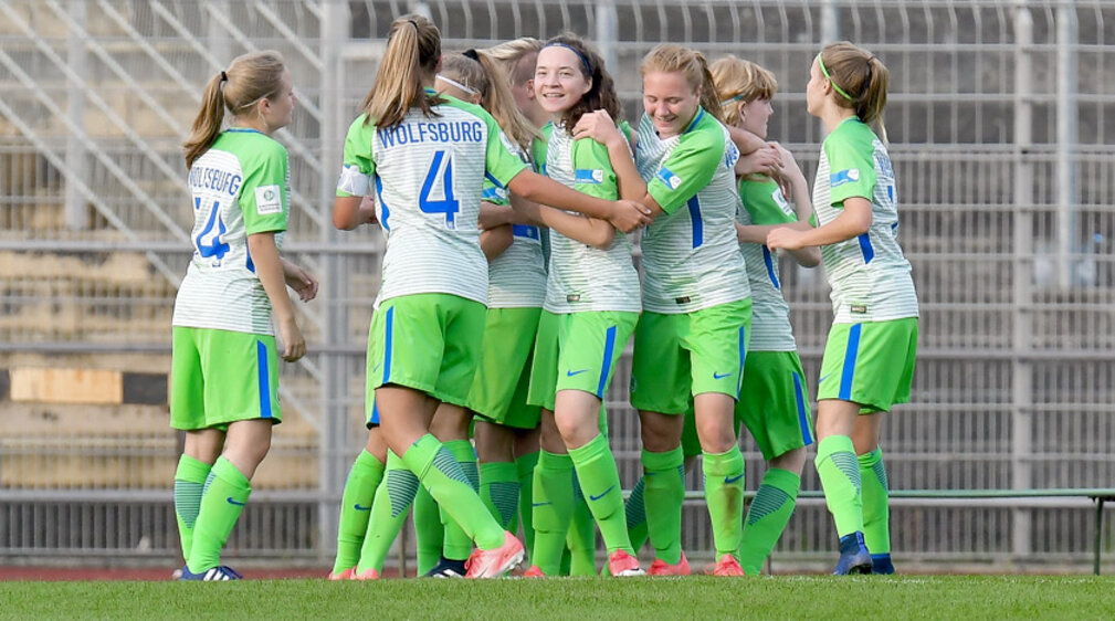 Die B-Juniorinnen bejubeln einen Sieg des VfL Wolfsburg. 