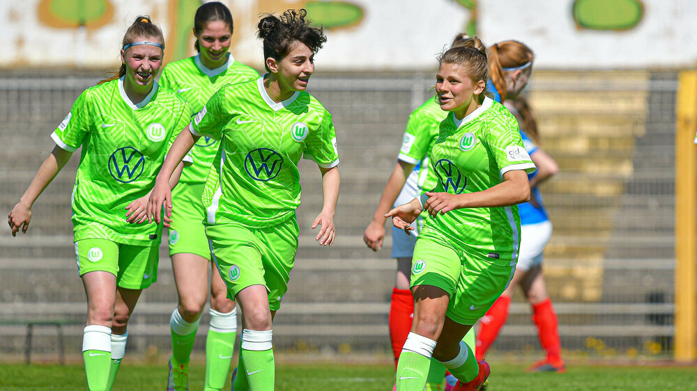 Die Spielerinnen der U17 Juniorinnen des VfL Wolfsburg bejubeln ein Tor.