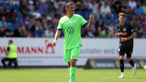 Der VfL Wolfsburg-Spieler Max Kruse zeigt den Daumen nach oben.