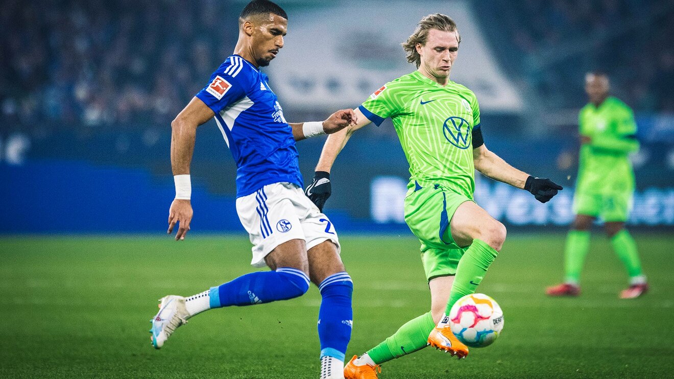 VfL-Wolfsburg-Spieler Patrick Wimmer im Zweikampf mit einem Schalker Gegenspieler.
