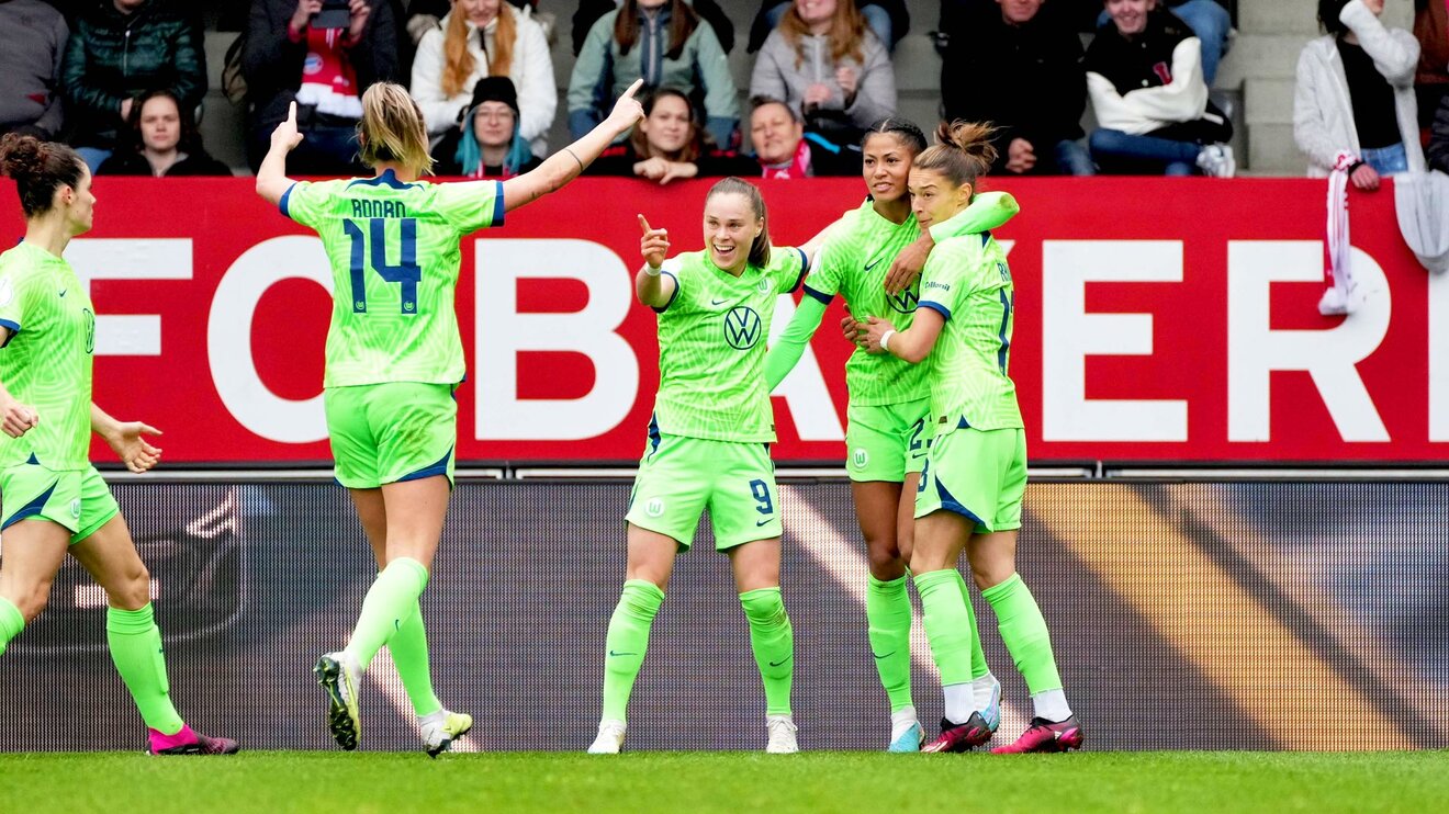 Die Spielerinnen des VfL Wolfsburg jubeln gemeinsam nach einem Treffer.