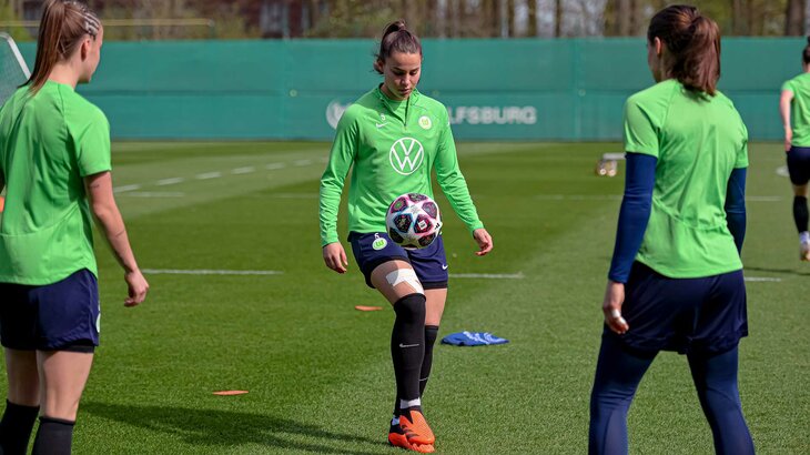 VfL-Wolfsburg-Spielerin Oberdorf hält den Ball hoch im Abschlusstraining vor Arsenal.