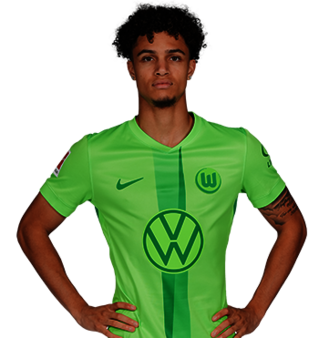 Der VfL Wolfsburg Spieler Kevin Paredes posiert mit den Händen in der Hüfte.