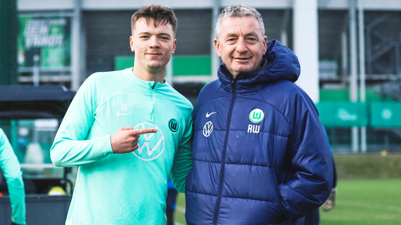 Talentkoordinator des VfL Wolfsburg, Rainer Widmayer, steht neben Dzenan Pejcinovic.