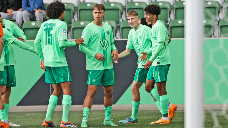 Die Spieler der U19 des VfL Wolfsburg jubeln zusammen.