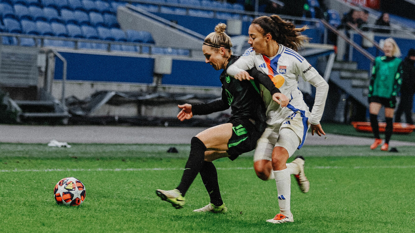 VfL-Wolfsburg-Spielerin Svenja Huth schirmt den Ball vor einer Gegenspielerin ab.