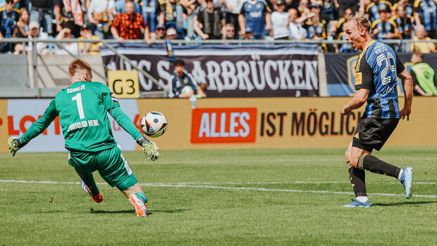 Philipp Schulze hält einen Ball im Trikot von Verl.