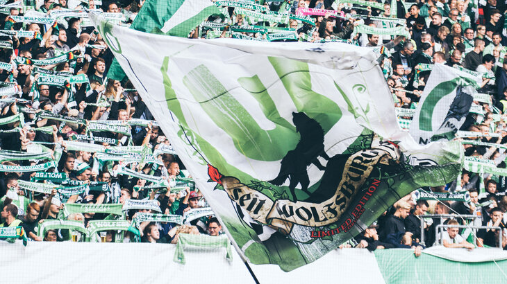 Hintergrundbild mit einer Fan-Fahne des VfL-Wolfsburg.