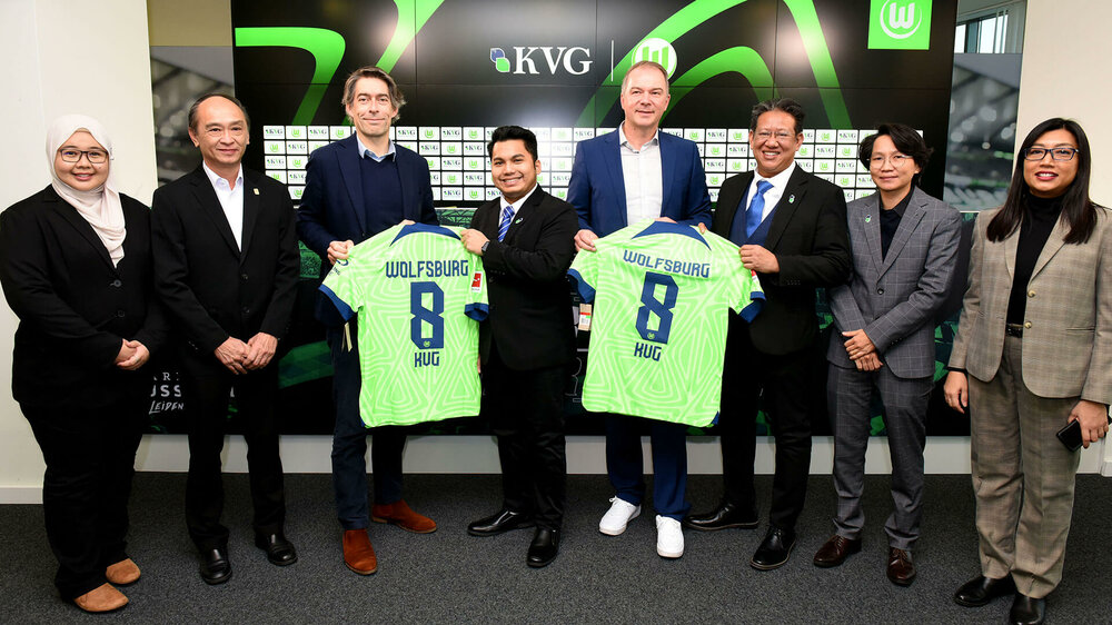 VfL Wolfsburg Partner KVG (Kenaf Venture Global) posiert mit Geschäftsführer Meeske