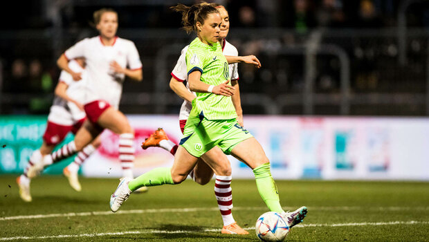 VfL Wolfsburg Spielerin Ewa Pajor behauptet sich im Zweikampf um den Ball mit einer Gegenspielerin.