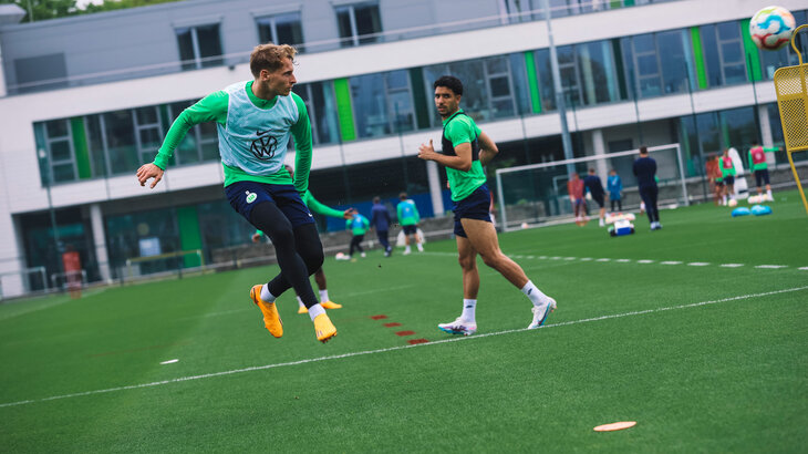 Die Spieler des VfL-Wolfsburg, Nicolas Cozza und Omar Marmoush, üben Annahmen von Flanken.