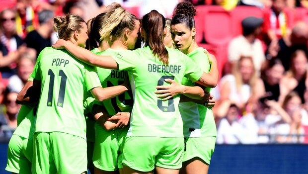 Die Frauen des VfL Wolfsburg nehmen sich beim UWCL-Finale in den Arm.