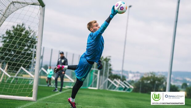 Ein Torhüter des VfL Wolfsburg pariert einen Ball im Training