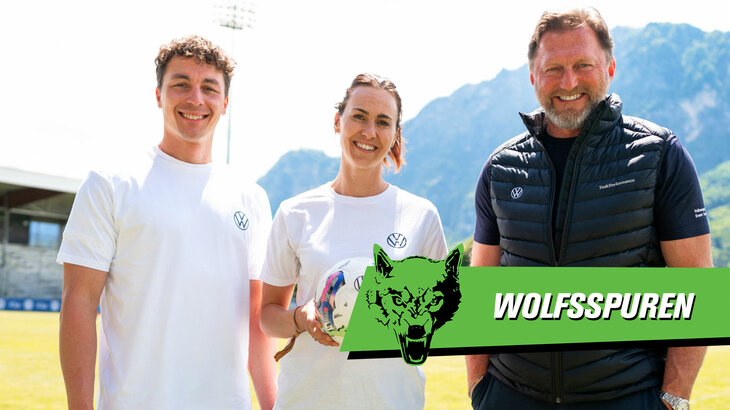VfL-Wolfsburg-Trainer Ralph Hasenhüttl zu Besuch beim Junior Masters Tunier. Daneben der Schriftzug Wolfsspuren.