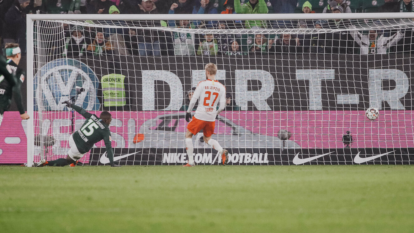 VfL Wolfsburg Spieler Rousillion schießt im Spiel gegen Leipzig ein Tor in der Saison 2018/19.