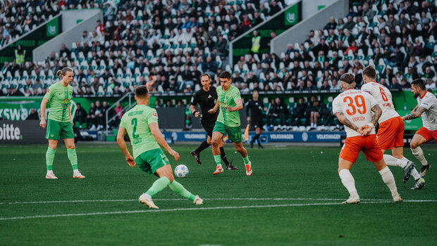 Der VfL-Spieler Joakim Maehle setzt zum Schuss an.