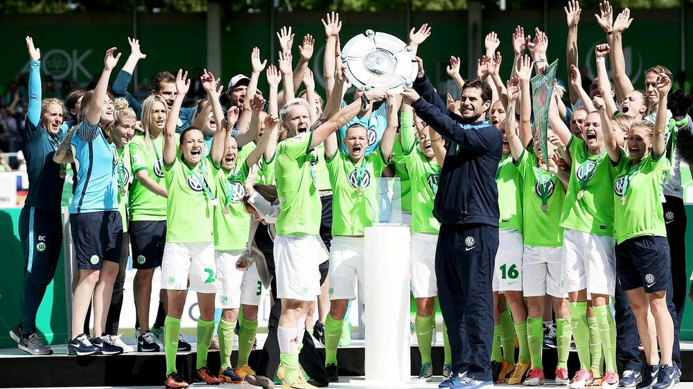Die Frauenmannschaft des VfL Wolfsburg feiert die Meisterschaft 2017.
