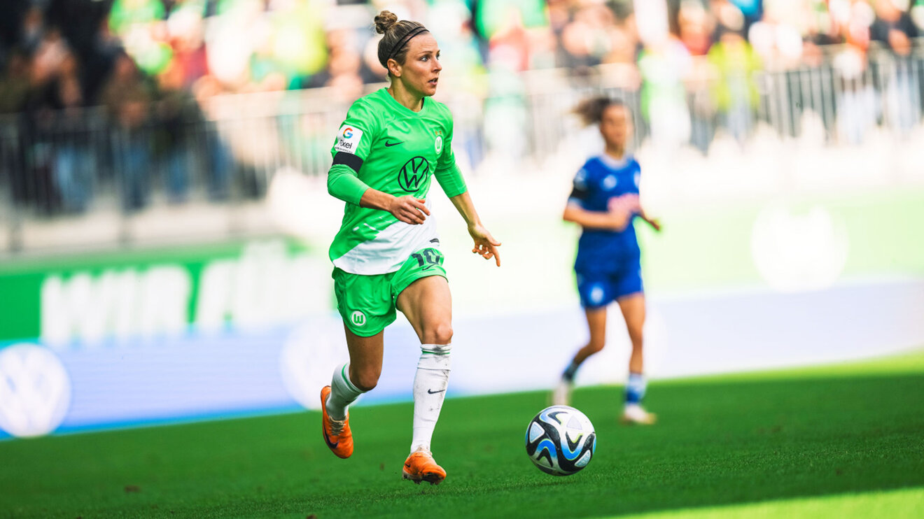 VfL-Wolfsburg-Spielerin Svenja Huth läuft mit dem Ball.