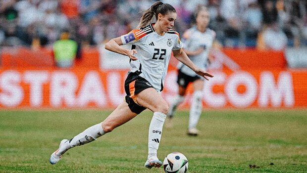 VfL-Wolfsburg-Spielerin Jule Brand im Trikot der Deutschen Nationalmannschaft läuft mit dem Ball am Fuß.
