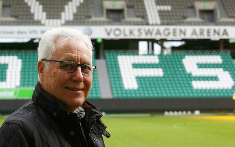 Der ehemalige VfL Wolfsburg-Spieler Fuchs steht in der Volkswagen Arena.