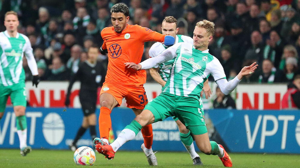 Der VfL-Wolfsburg-Spieler Omar Marmoush im Zweikampf um den Ball.