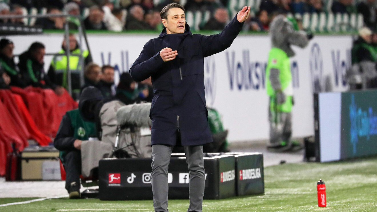 Der VfL-Wolfsburg-Trainer Niko Kovac gibt Anweisungen an der Seitenlinie.