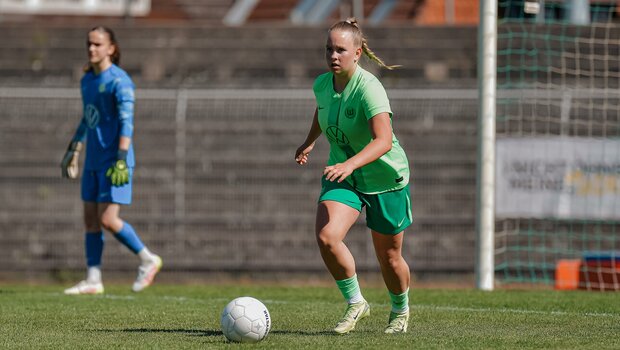 Eine Spielerin der VfL-Wolfsburg-U20 spielt den Ball.
