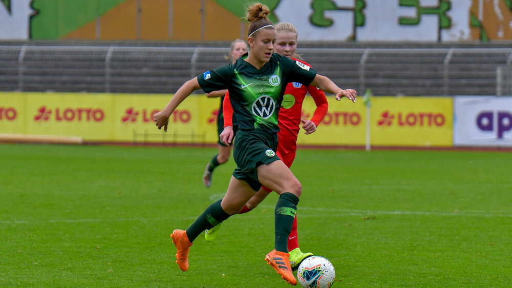 Kühne von der 2. Frauenmannschfat vom VfL Wolfsburg am Ball.