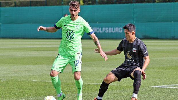 VfL-Wolfsburg-Spieler Maximilian Philipp passt den Ball.