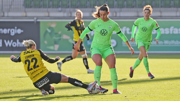 Die VfL Wolfsburg-Spielerin Lena Oberdorf im Zweikampf um den Ball.
