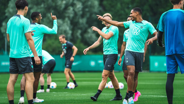 Die Spieler des VfL Wolfsburg in der ersten Trainingseinheit der neuen Saison.