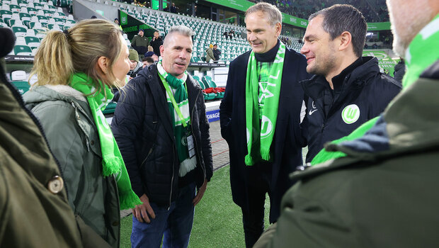Partner des VfL Wolfsburg auf dem Rasen des Volkswagen Stadions.