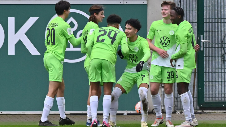 Die U19 des VfL Wolfsburg jubelt über ein Tor gegen Werder Bremen.
