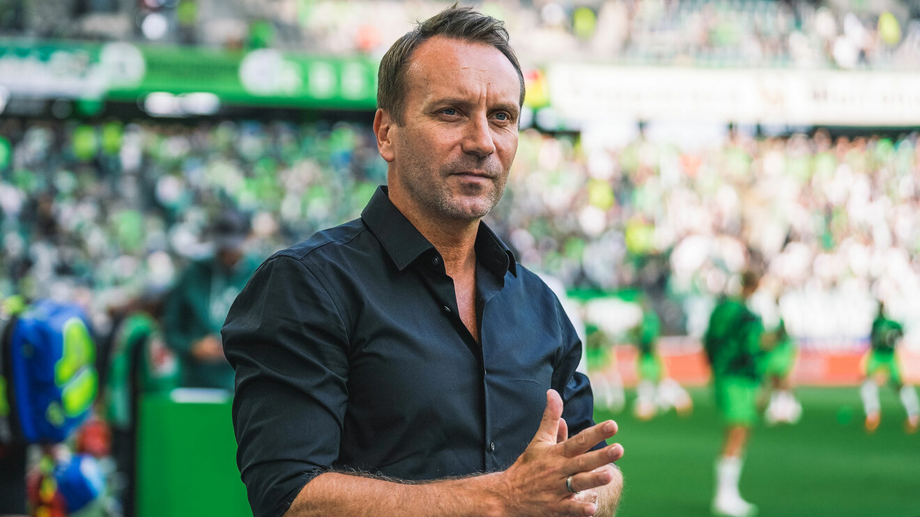 Der Sportdirektor des VfL Wolfsburg Sebastian Schindzierlorz in einer Nahaufnahme.