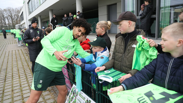 Der VfL-Wolfsburg-Spieler Mathys Angely macht Selfies mit Fans.