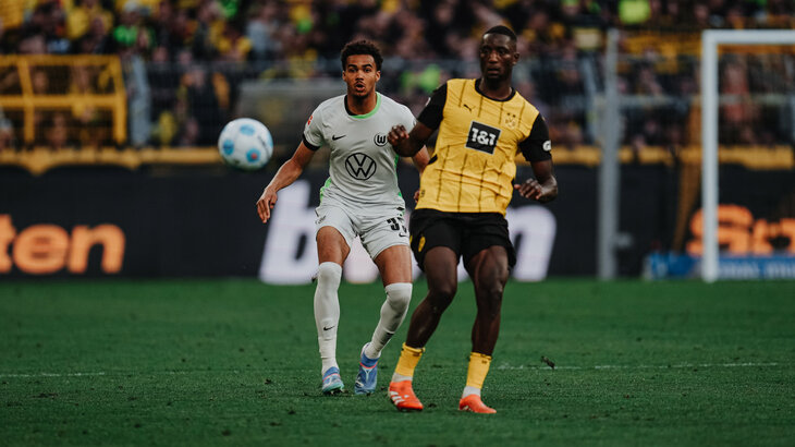 VfL-Wofsburg-Spieler David Odogu im Zweikampf mit einem Gegenspieler.